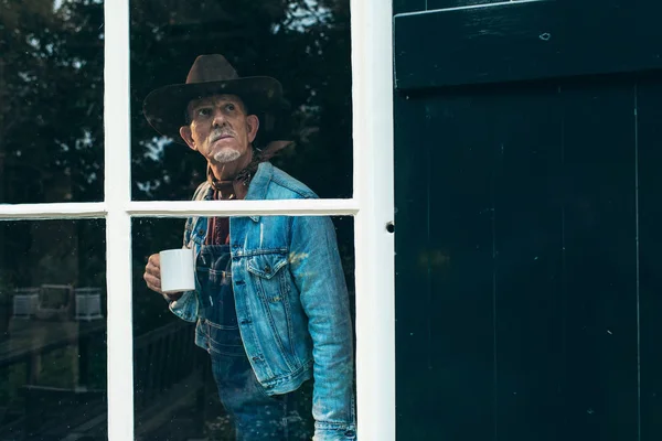 Çiftçi holding fincan kahve — Stok fotoğraf