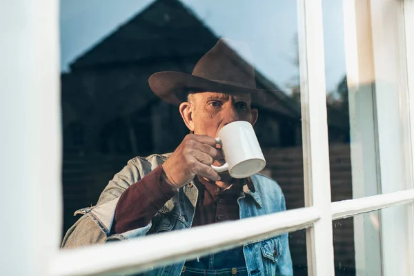 Starší muž pije kávu — Stock fotografie