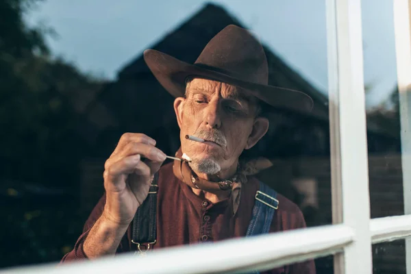 Starší muž osvětlení cigareta — Stock fotografie