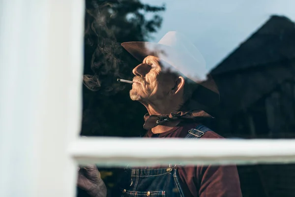 Farmer smoking cigarette — Stock Photo, Image