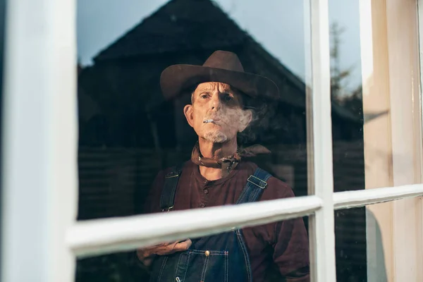 Agricultor fumando cigarro — Fotografia de Stock