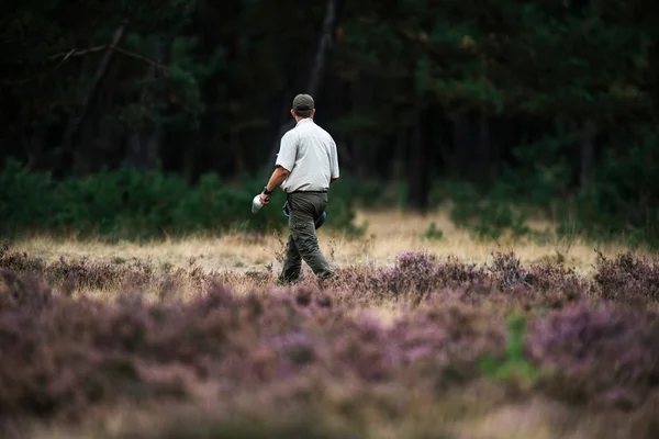 Forester šíření potraviny pro red deer — Stock fotografie