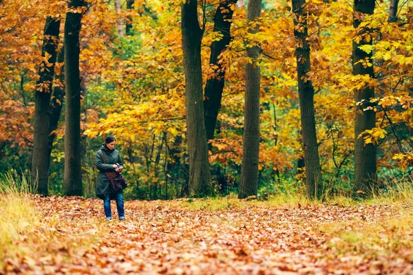 Kadın Smartphone ormandaki kontrol