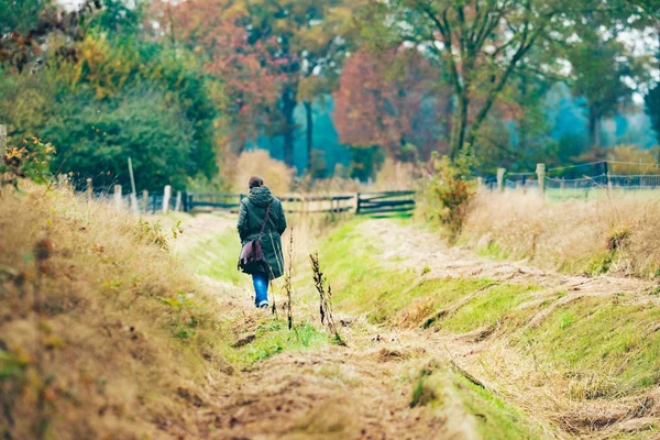 Vrouw wandelen in veld — Stockfoto