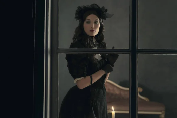 Вікторіанської жінка в чорному платті — стокове фото