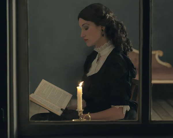 Викторианка читает книгу — стоковое фото