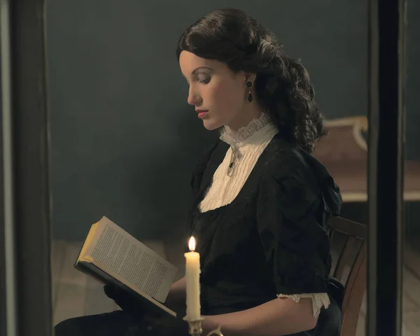 Viktorianische Frau liest Buch — Stockfoto