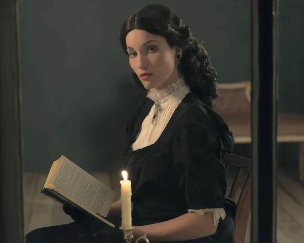 Mujer victoriana leyendo libro — Foto de Stock