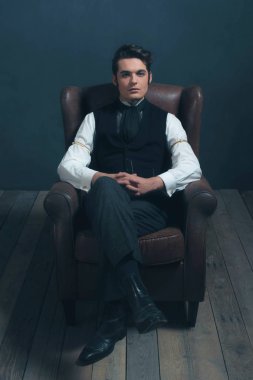 Deri koltuğa oturan Victoria adam 