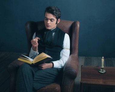 Adam okuma kitabı büyüteç ile