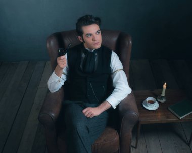 deri koltukta oturan Victoria adam  