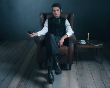 deri koltukta oturan Victoria adam  