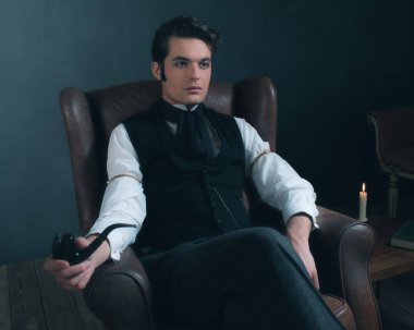 deri koltukta oturan Victoria adam  