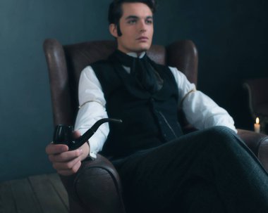 deri koltukta oturan Victoria adam  