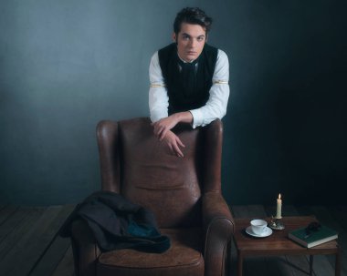 Victoria adam üzerinde sandalye arkasına yaslanmış  