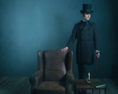 Dickens tarzı adam sopa ile ayakta 