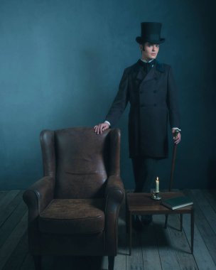 Dickens tarzı adam sopa ile ayakta 