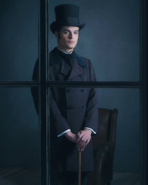 Dickens tarzı adam sopa ile ayakta 