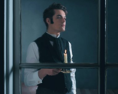 Retro dickens tarzı adamla şamdan