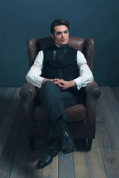 Viktoriánus ember ül bőr szék — Stock Fotó