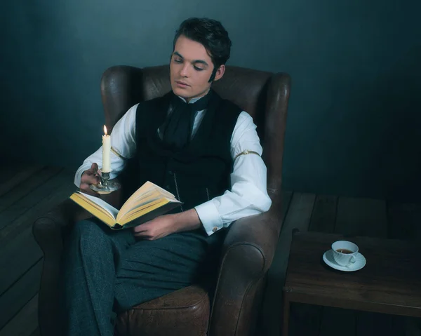 Вікторіанський стиль людина читання книги — стокове фото