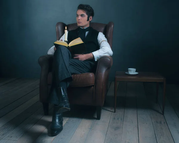 Estilo victoriano hombre libro de lectura — Foto de Stock