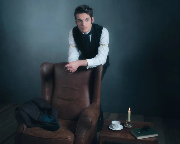 Viktorianischer Mann lehnt sich an Stuhllehne — Stockfoto