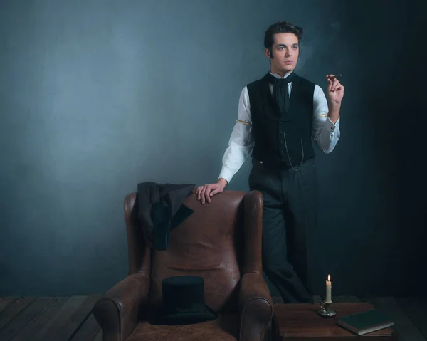 Viktorianischer Mann raucht Zigarette. — Stockfoto