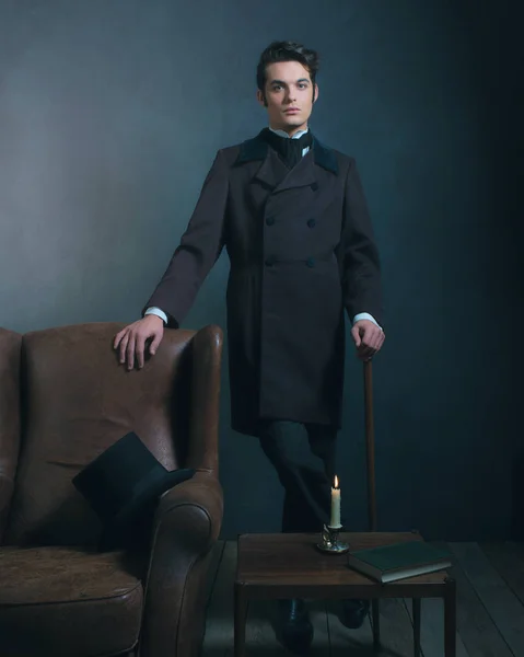 Dickens tarzı adam sopa ile ayakta