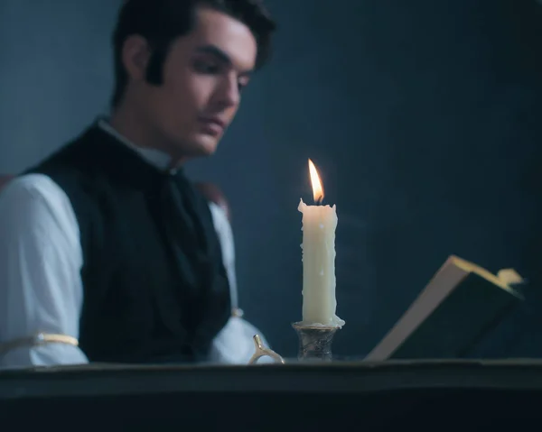 Hombre victoriano leyendo libro — Foto de Stock