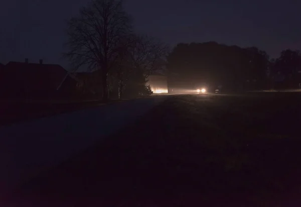 Carro Com Faróis Dirigindo Estrada Rural Noite — Fotografia de Stock