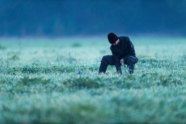 Taburede oturan adam 