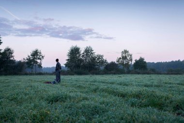 Dışkı ile ayakta adam
