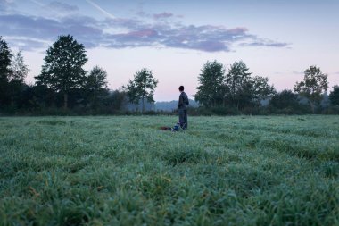 Dışkı ile ayakta adam