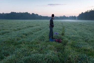 Dışkı ile ayakta genç adam 