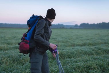 dişli trekking kaydırma alanında uzun yürüyüşe çıkan kimse
