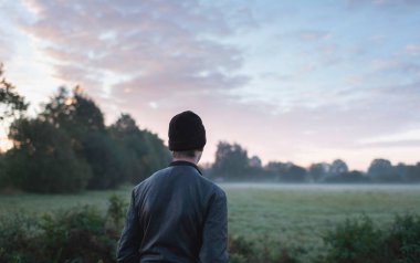 Siyah şapkalı adam