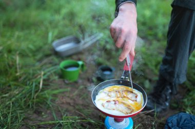 Kamp gaz Pastırmalı yumurta kızartma