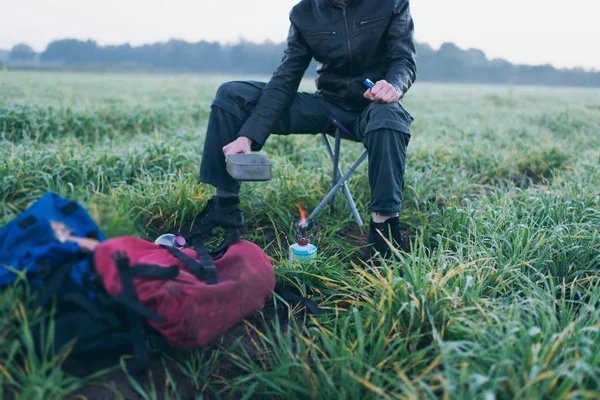 Mann auf Schemel im Feld — Stockfoto