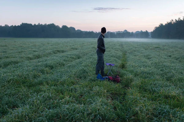 Dışkı ile ayakta genç adam 