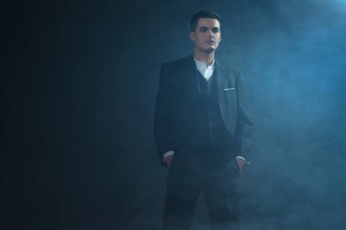 Gangster takım ayakta duman giyiyor.  