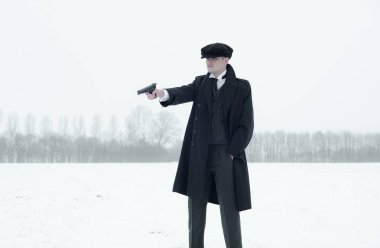 Silah ile kışın gangster. 