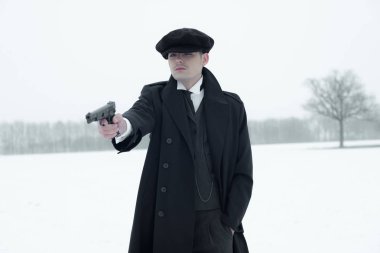 Silah ile kışın gangster. 
