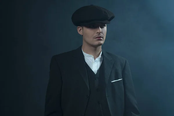 Gangster in flat cap in smoky room. — Stock Photo, Image