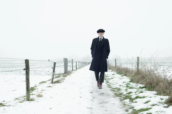 Gangster con cappotto nero a piedi . — Foto Stock