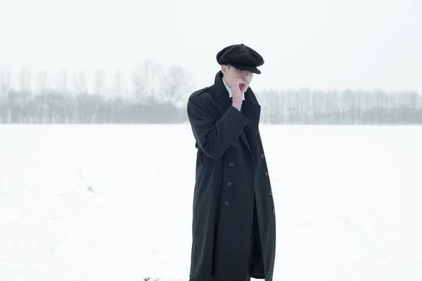 Gángster con cigarrillo en invierno paisaje de nieve . — Foto de Stock