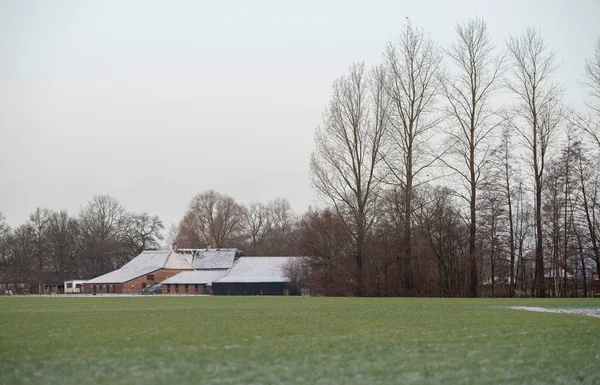 Bauernhof in ländlicher Landschaft — Stockfoto