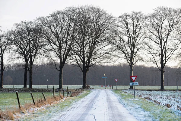 Заморожена дорога в сільському ландшафті . — стокове фото