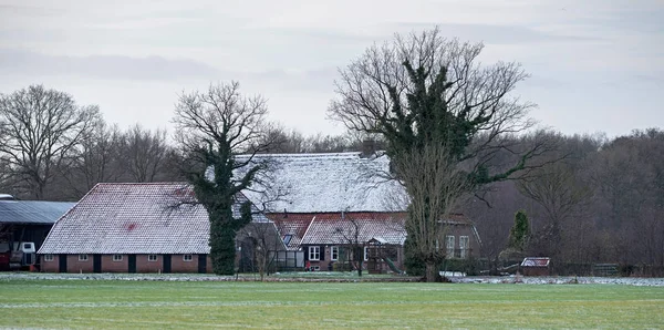 Pejzaż zimowy z farm house. — Zdjęcie stockowe