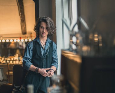 Sanatsal adam pencerede ayakta